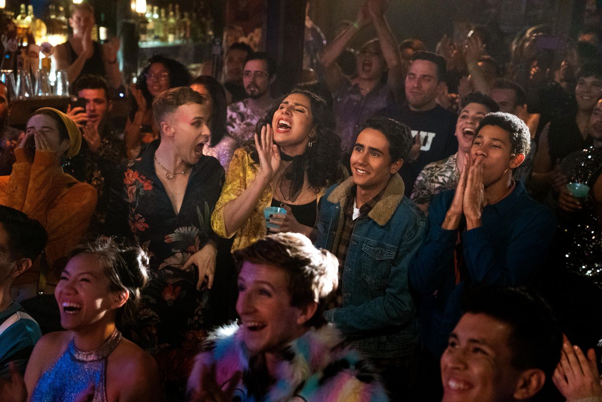 Victor e i suoi amici guardano un concerto in un bar di New York innamorati, vincitore