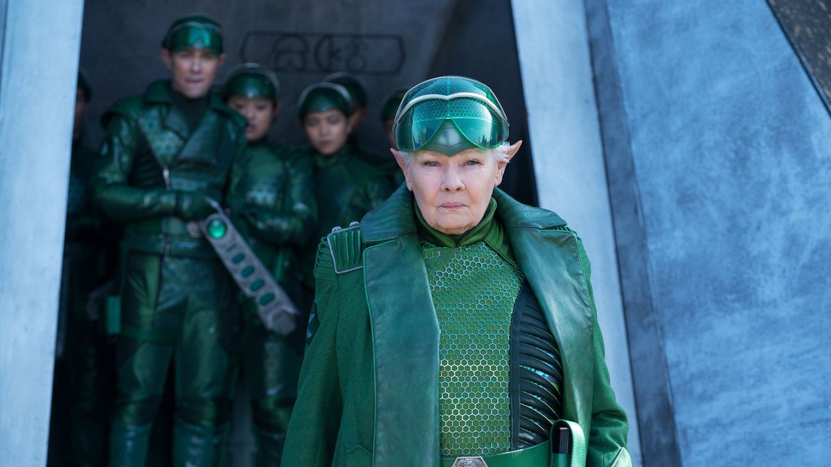 judi dench con orecchie da elfo, con armatura verde lucido