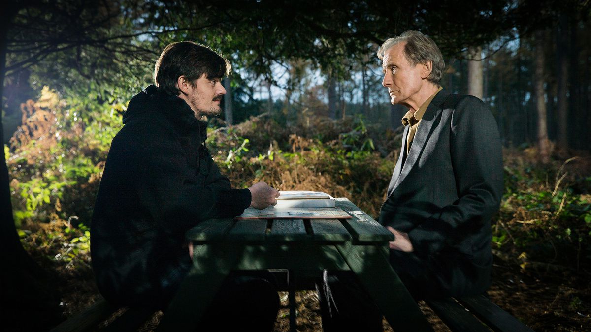 sam riley e bill nighy siedono uno di fronte all'altro