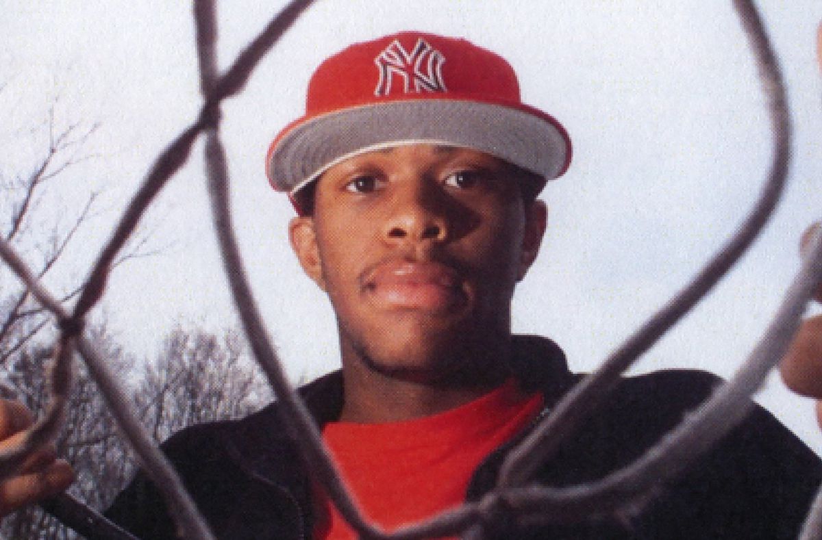 Lenny Cooke guarda attraverso una rete da basket
