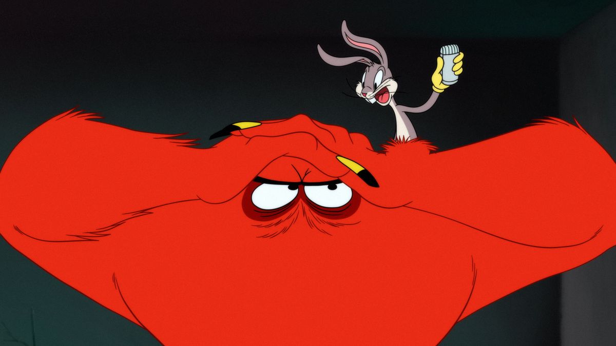 Bugs Bunny si trova sulla testa di Gossamer, il grande mostro rosso dei cartoni animati di Looney Tunes.