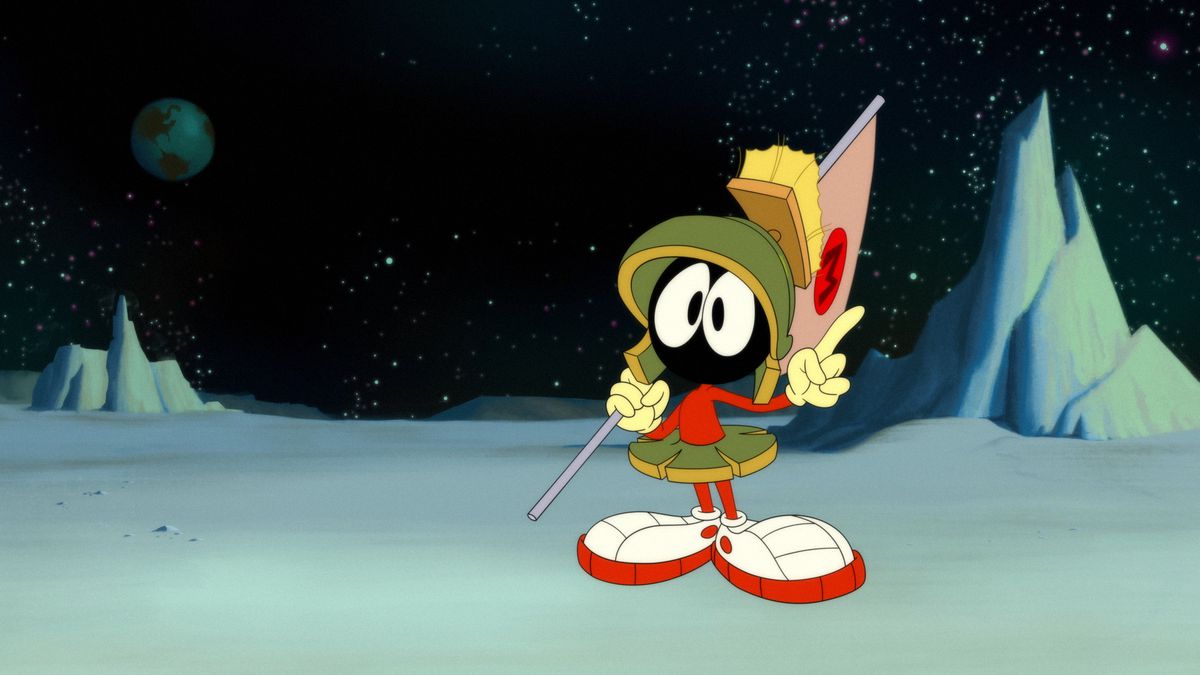 Marvin il Marziano si erge sulla Luna, con la Terra sullo sfondo.