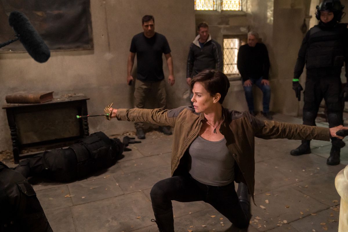Charlize Theron dietro le quinte di The Old Guard.