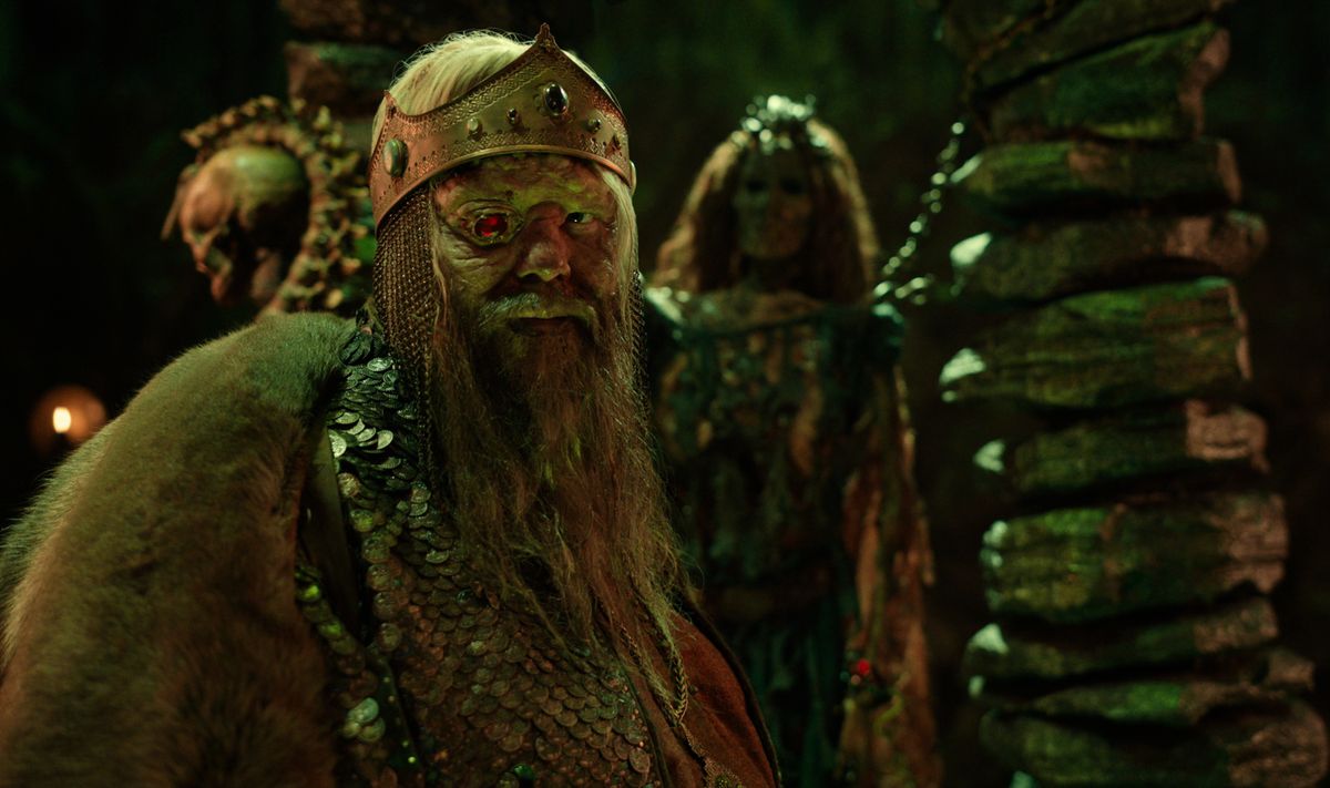 OLAFUR DARRI OLAFSSON nel ruolo di RUGEN THE LEPER KING con un oculare rosso rubino