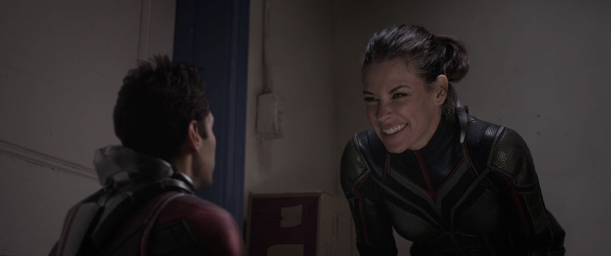 formica-uomo e la vespa - mezza grandezza nella scena della scuola media