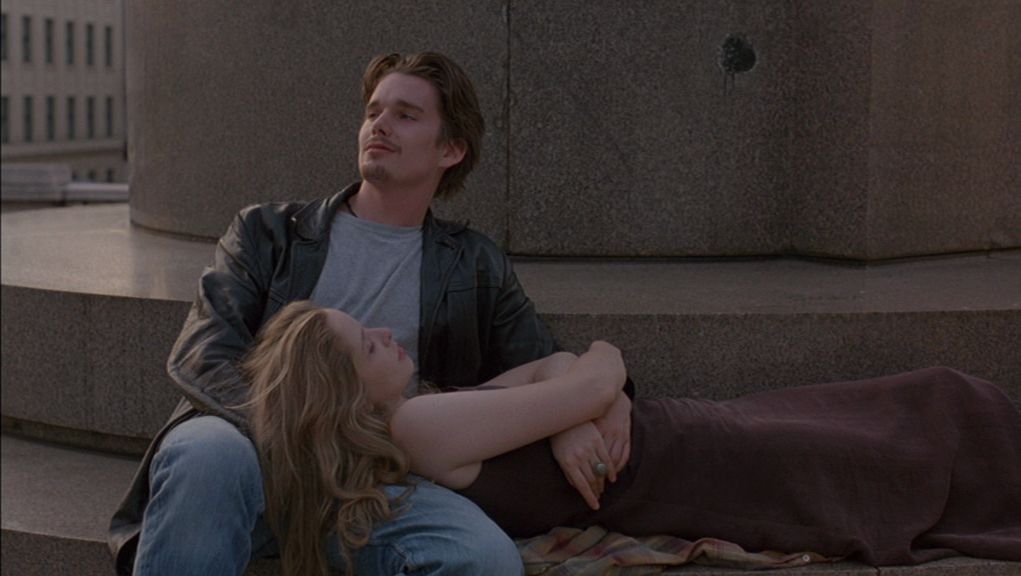 Julie Delpy si appoggia la testa in grembo a Ethan Hawke
