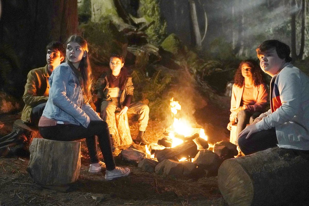 Sei spaventato dall'oscurità 2019: la nuova società di mezzanotte siede attorno al fuoco