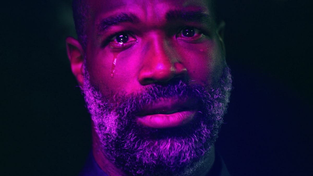 Tunde Adebimpe piange in primo piano in She Dies Tomorrow