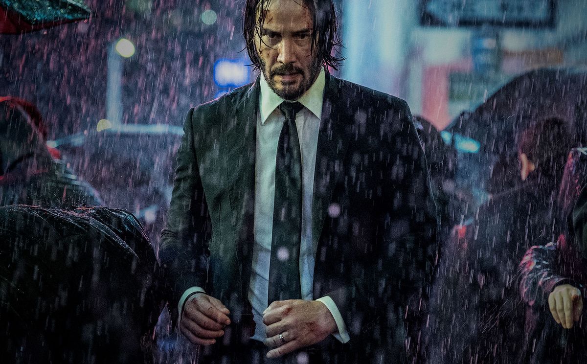 John Wick cammina sotto la pioggia in un fotogramma di John Wick: Chapter 3 - Parabellum