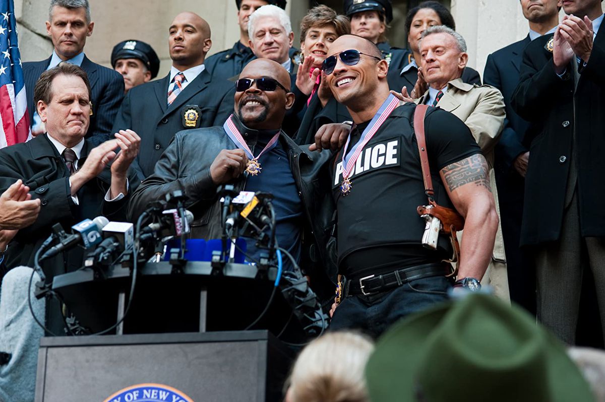 The Rock e Samuel L. Jackson sono davanti a un podio