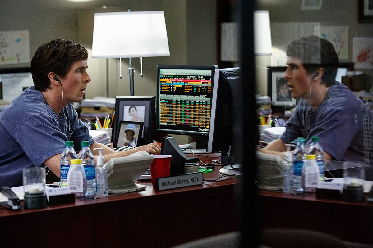 Christian Bale fissa lo schermo di un computer in un fotogramma di The Big Short