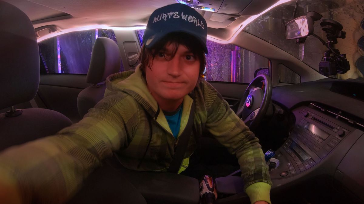 Joe Keery in macchina in baldoria