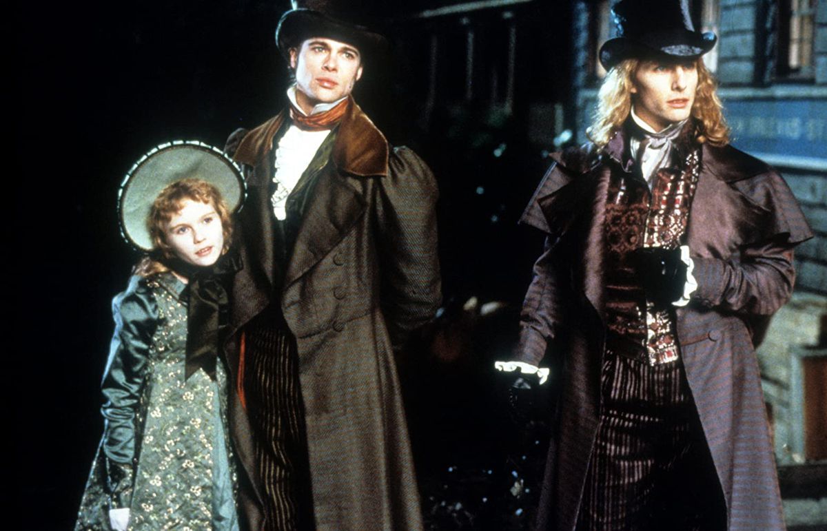 Lestat (Tom Cruise), Louis (Brad Pitt) e Claudia (Kirsten Dunst) indossano costumi d'epoca