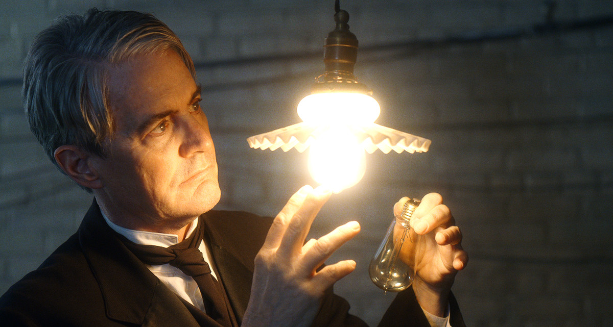 un uomo ispeziona una lampadina