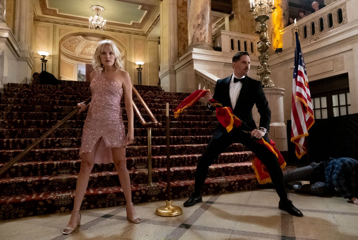 due adulti vestiti formalmente si preparano a combattere