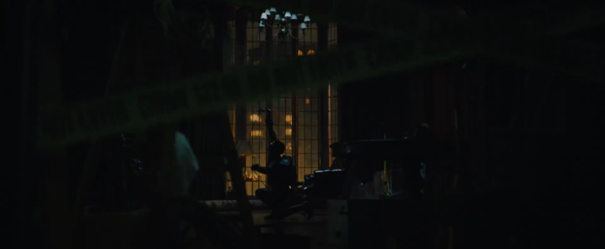 selina kyle si precipita in una casa in The Batman