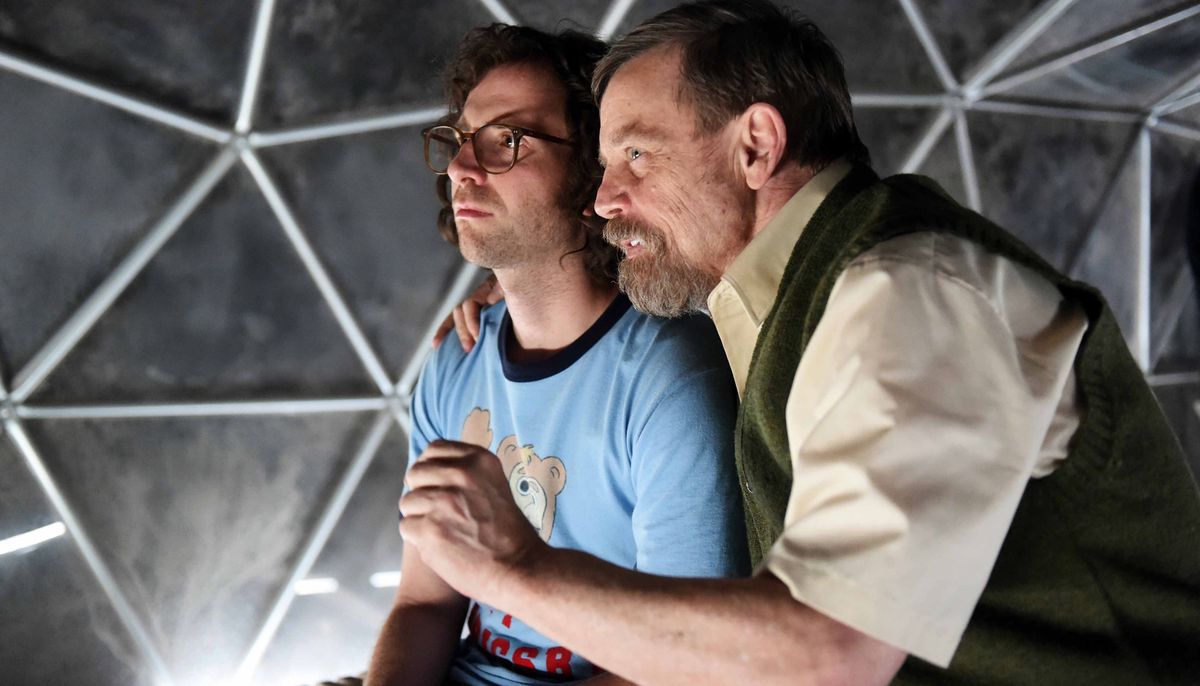 Mark Hamill abbraccia Kyle Mooney all'interno di una cupola geodetica a Brigsby Bear