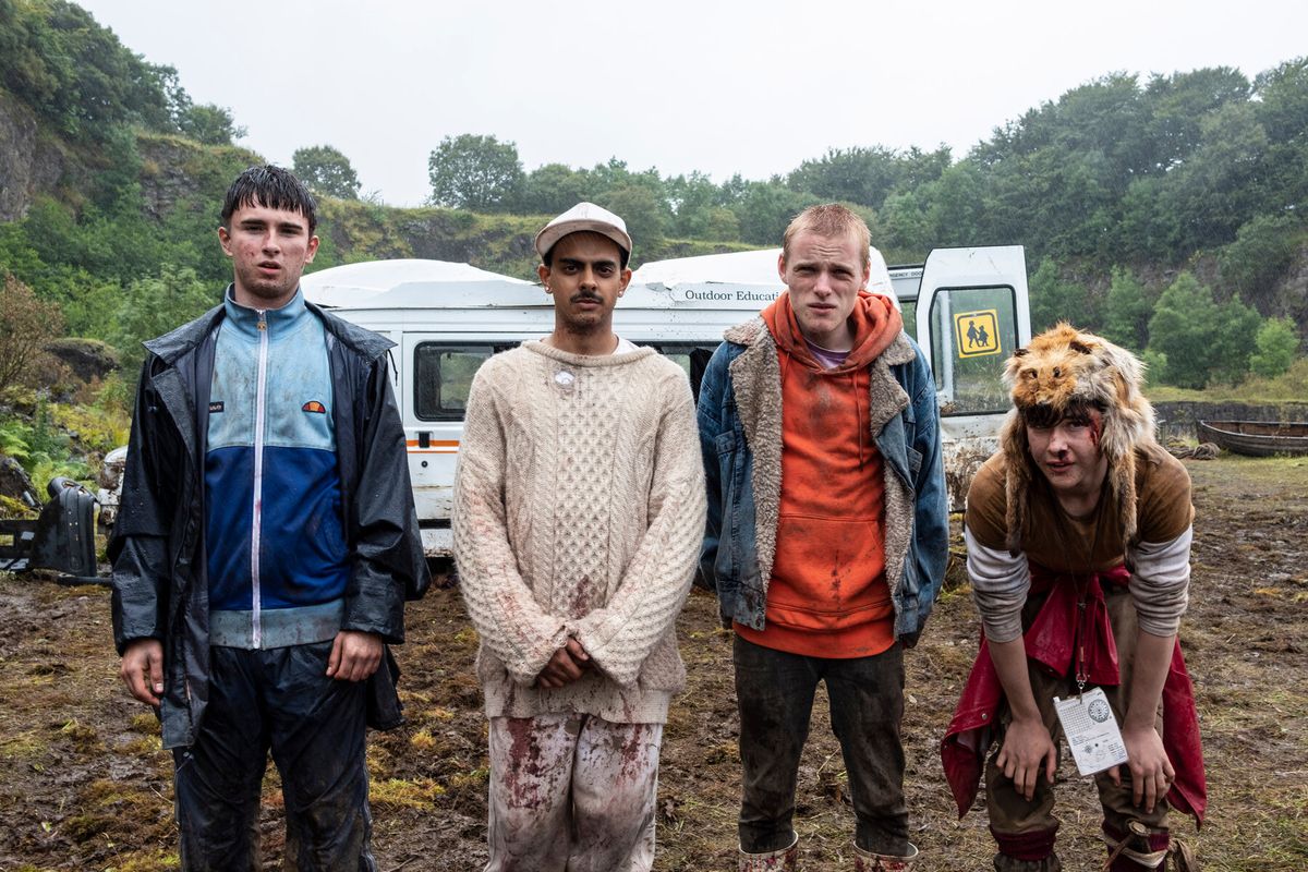 un gruppo di ragazzi in piedi nel fango