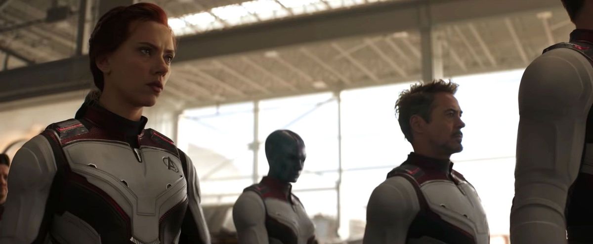 vedova nera, nebulosa e tony stark camminano nei loro abiti da viaggio nel tempo in avengers: endgame