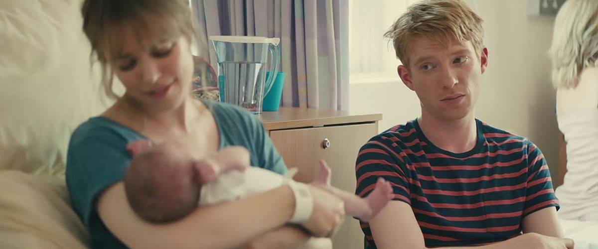 Domhnall Gleason osserva mentre Rachel McAdams tiene in braccio il loro bambino