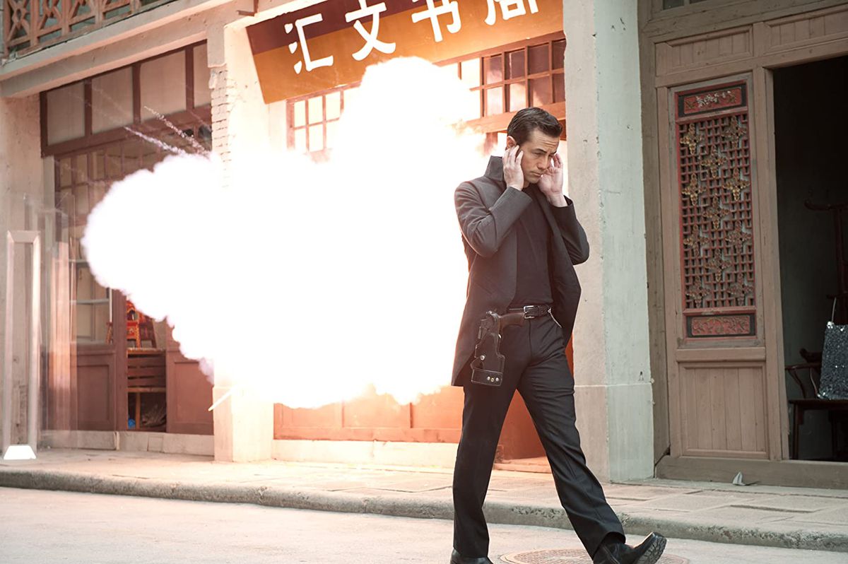 Joe (Joseph Gordon-Levitt) si allontana da un'esplosione