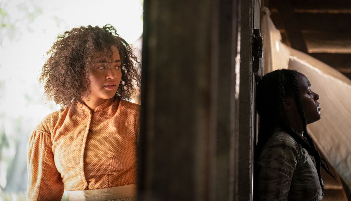 Kiersey Clemons e Janelle Monáe si trovano ai lati opposti di un muro nell'Antebellum