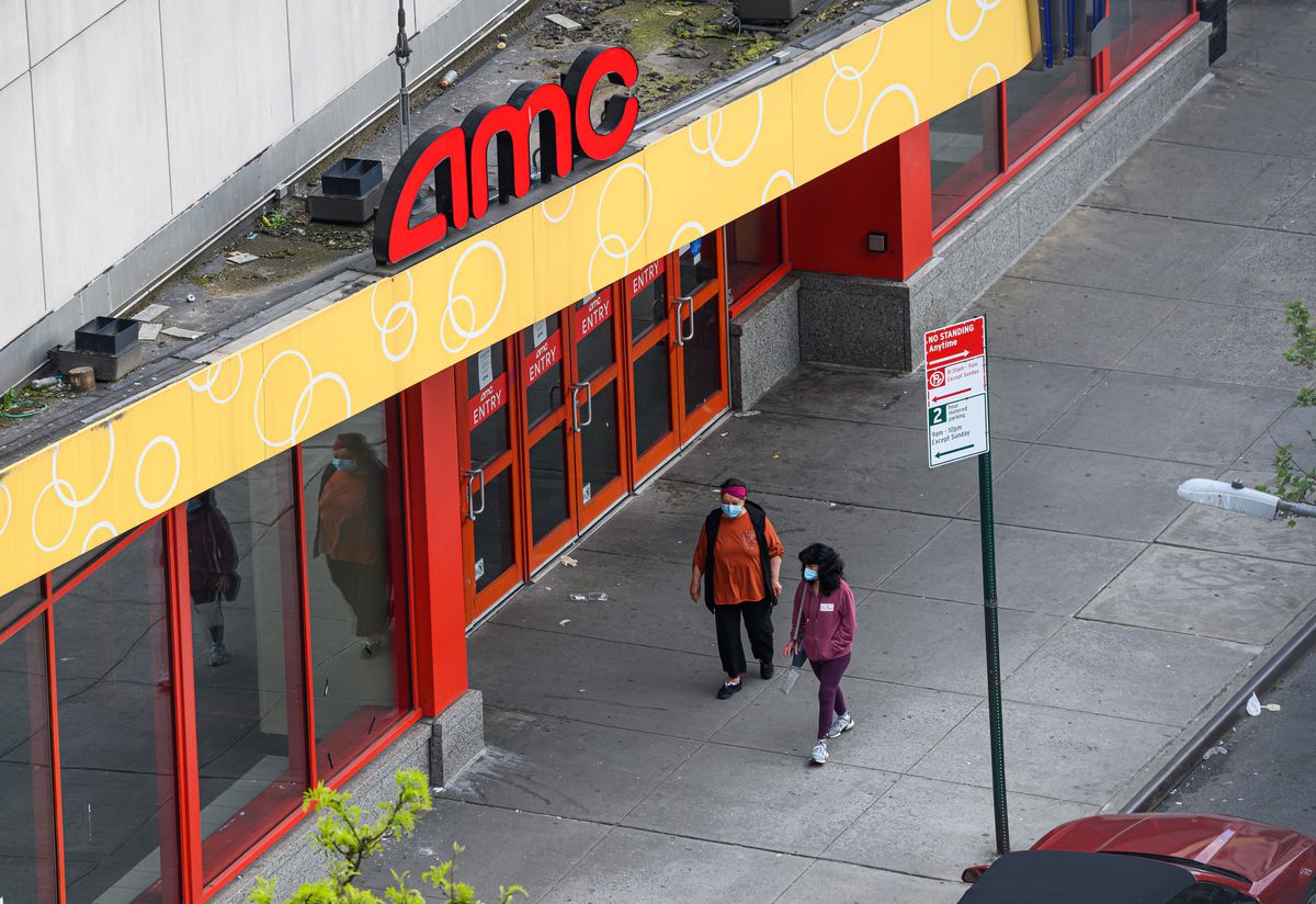 Una vista fuori dal cinema AMC Kips Bay 15 durante la pandemia di coronavirus il 14 maggio 2020 a New York City