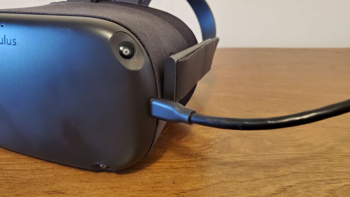 Un Oculus Quest con un cavo USB-C collegato