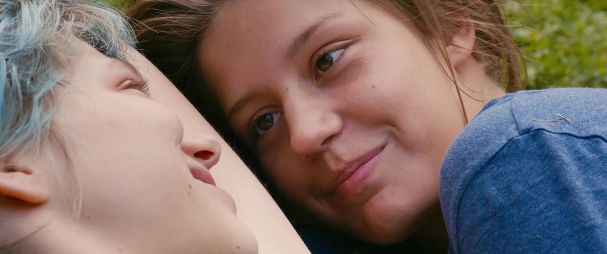 Emma (Léa Seydoux) e Adèle (Adèle Exarchopoulos) si sorridono