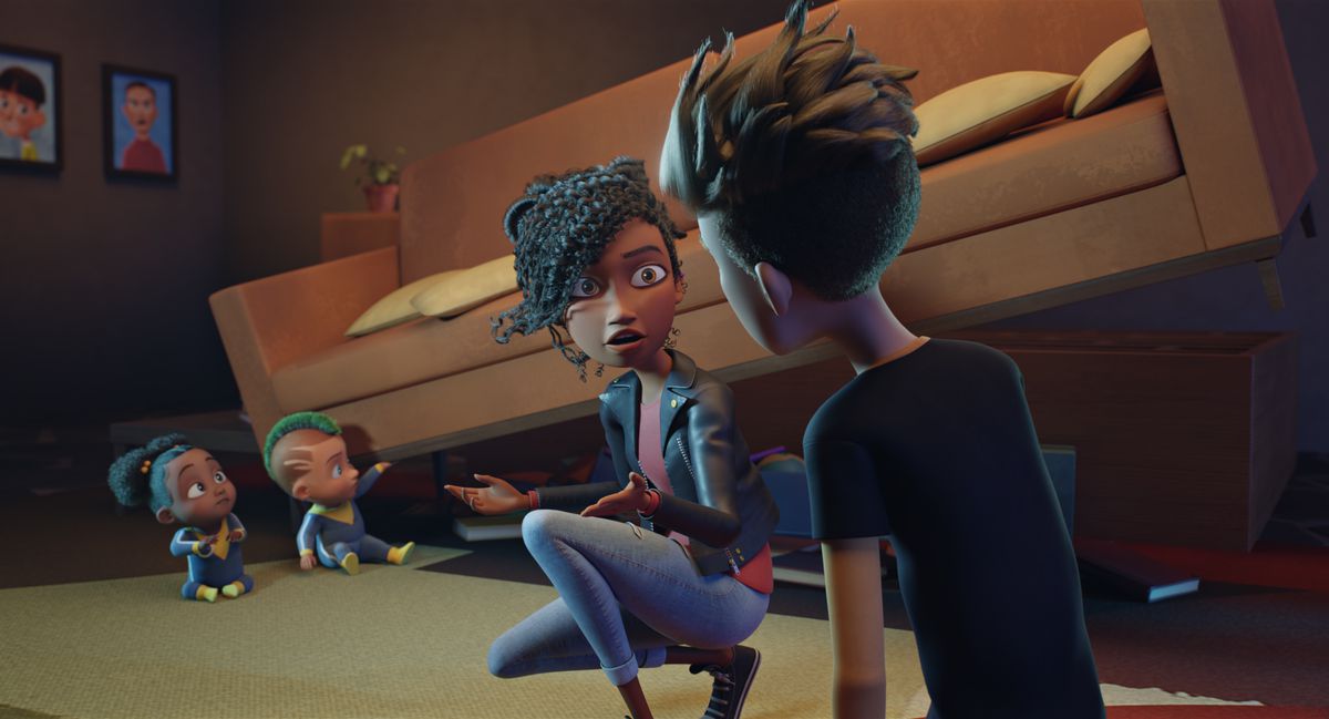 Il piccolo supereroe Titus solleva un divano mentre Melanie e Reid discutono delle opzioni in Fearless.