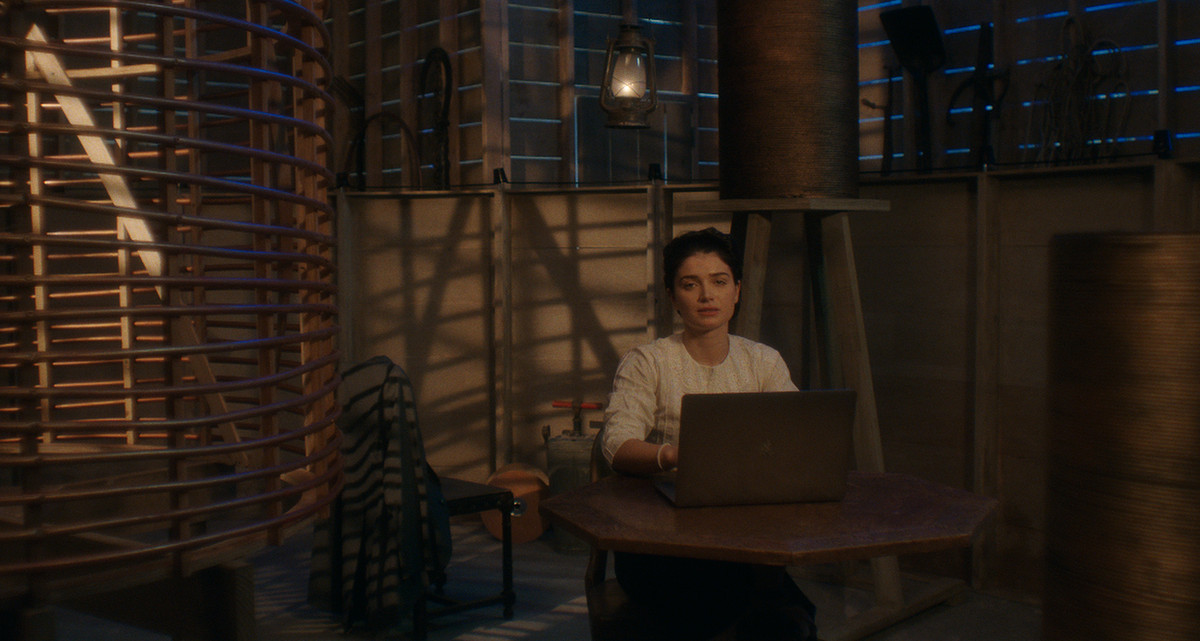 una donna si siede dietro un laptop