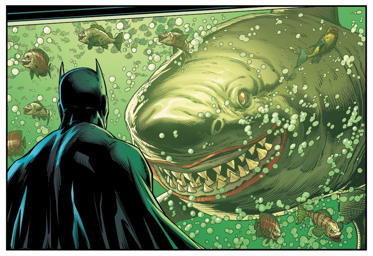 Batman fissa una vasca piena di pesci Joker. Un enorme squalo Joker lo fissa di rimando, in Three Jokers # 1, DC Comics (2020).