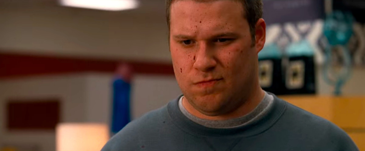 Il personaggio di Seth Rogen Ronnie in Observe and Report fa una smorfia con il sangue sul viso per aver sparato a un lampeggiatore