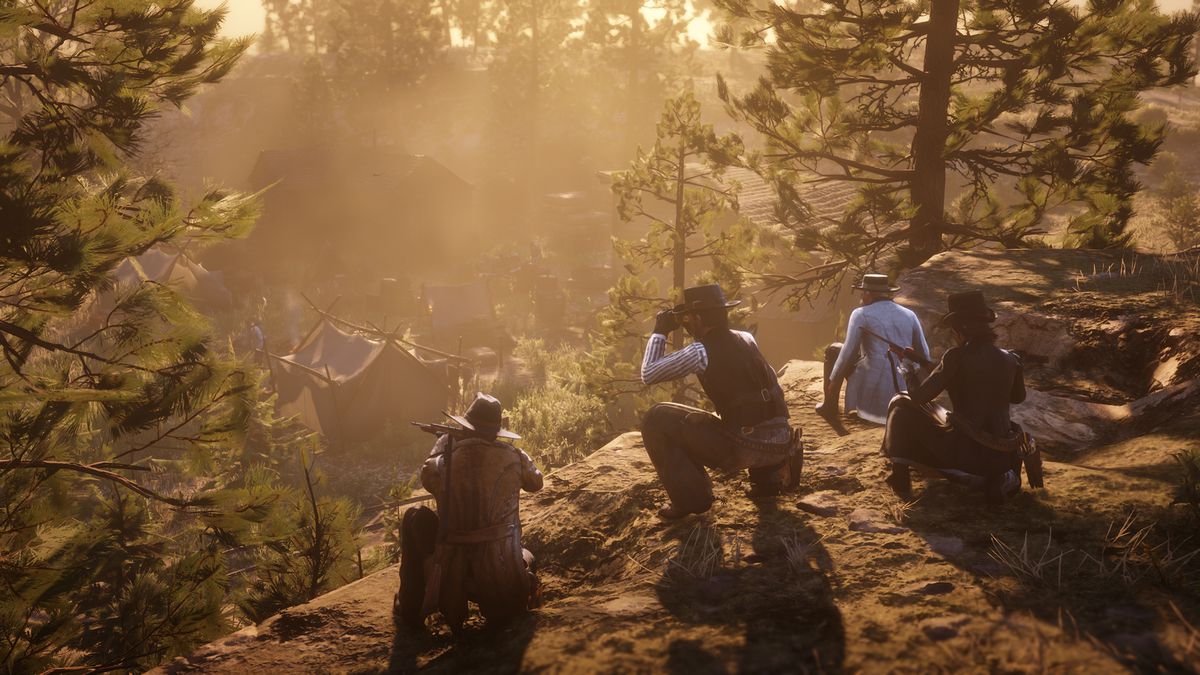Red Dead Online: quattro persone in una squadra che esplorano un accampamento da una cresta sopra di esso