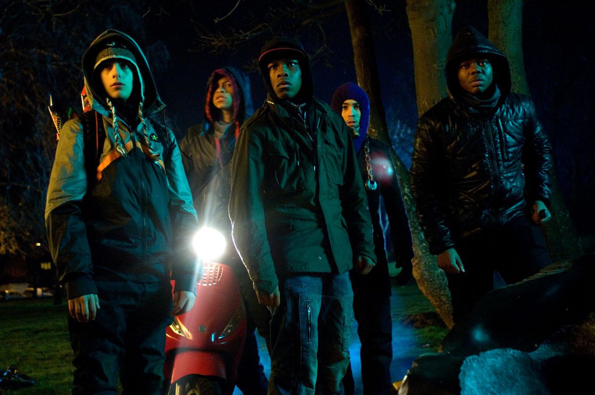 Il cast di Attack the Block è davanti a uno scooter