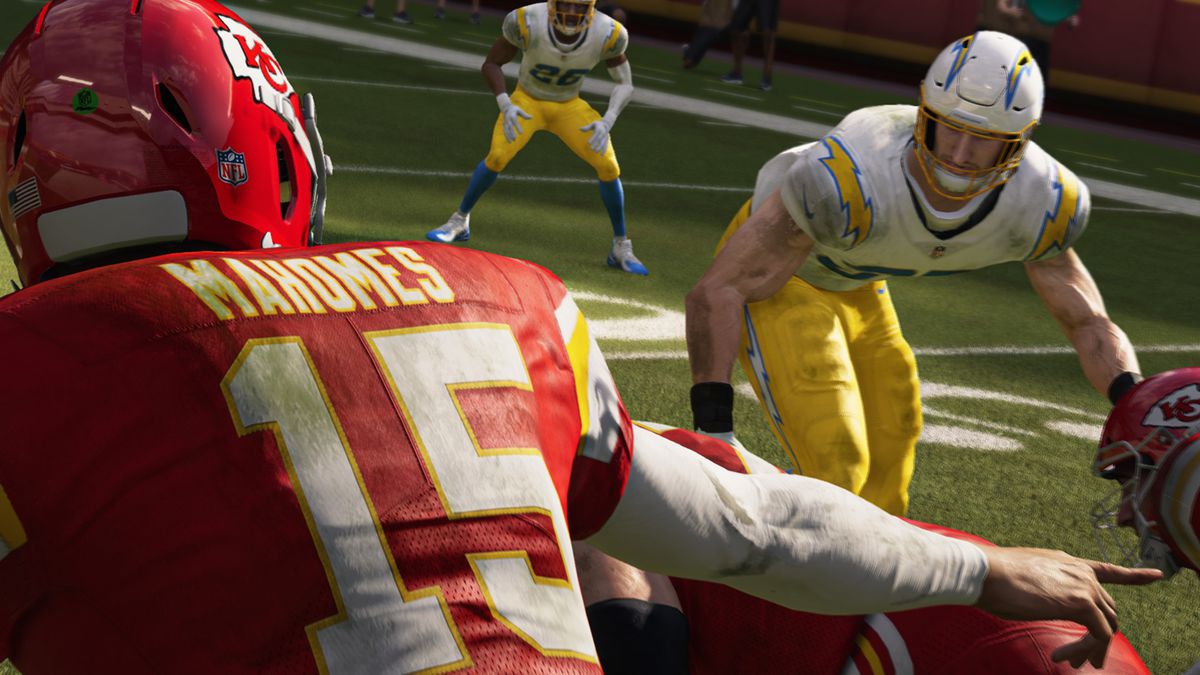 un primo piano dietro Patrick Mahomes, quarterback dei Kansas City Chiefs, che guarda verso un difensore dei Los Angeles Chargers sulla linea di mischia in Madden NFL 21