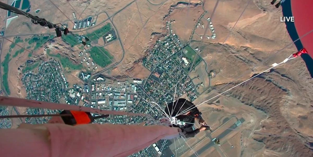 Una ripresa dall'alto di David Blaine durante il suo speciale sull'Ascensione