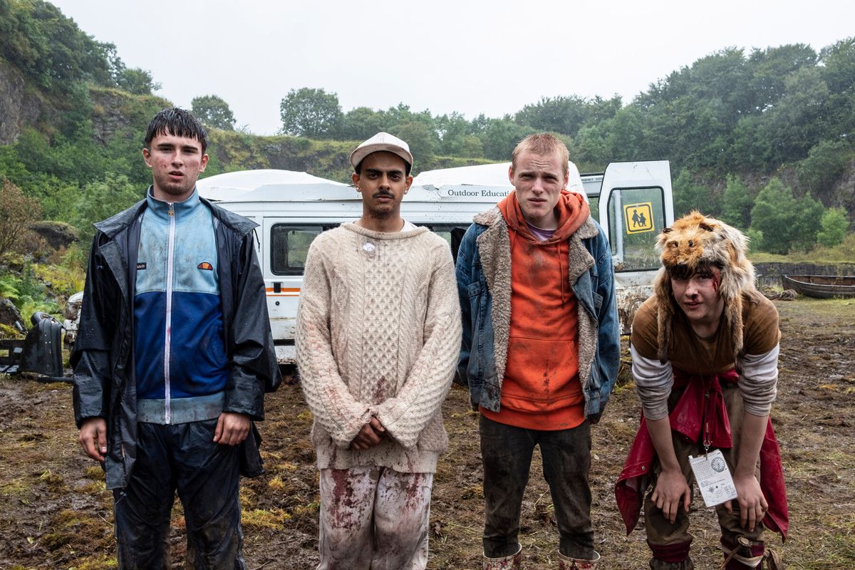 un gruppo di ragazzi in piedi nel fango