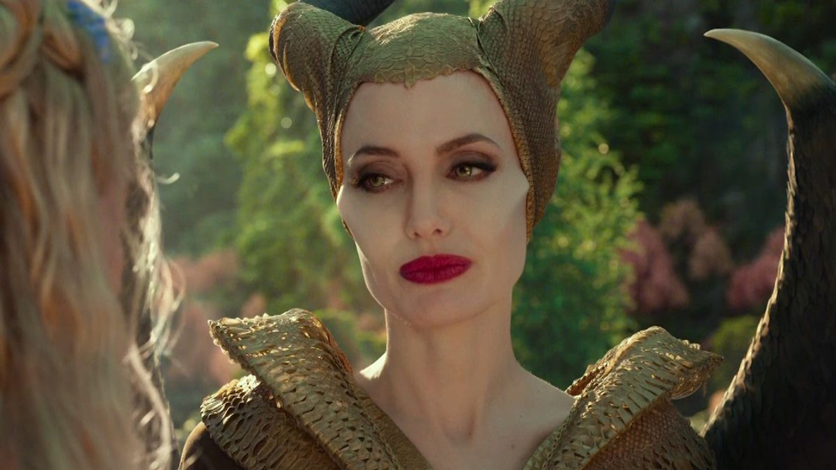 Malefica (Jolie) guarda con affetto Aurora (Elle Fanning).