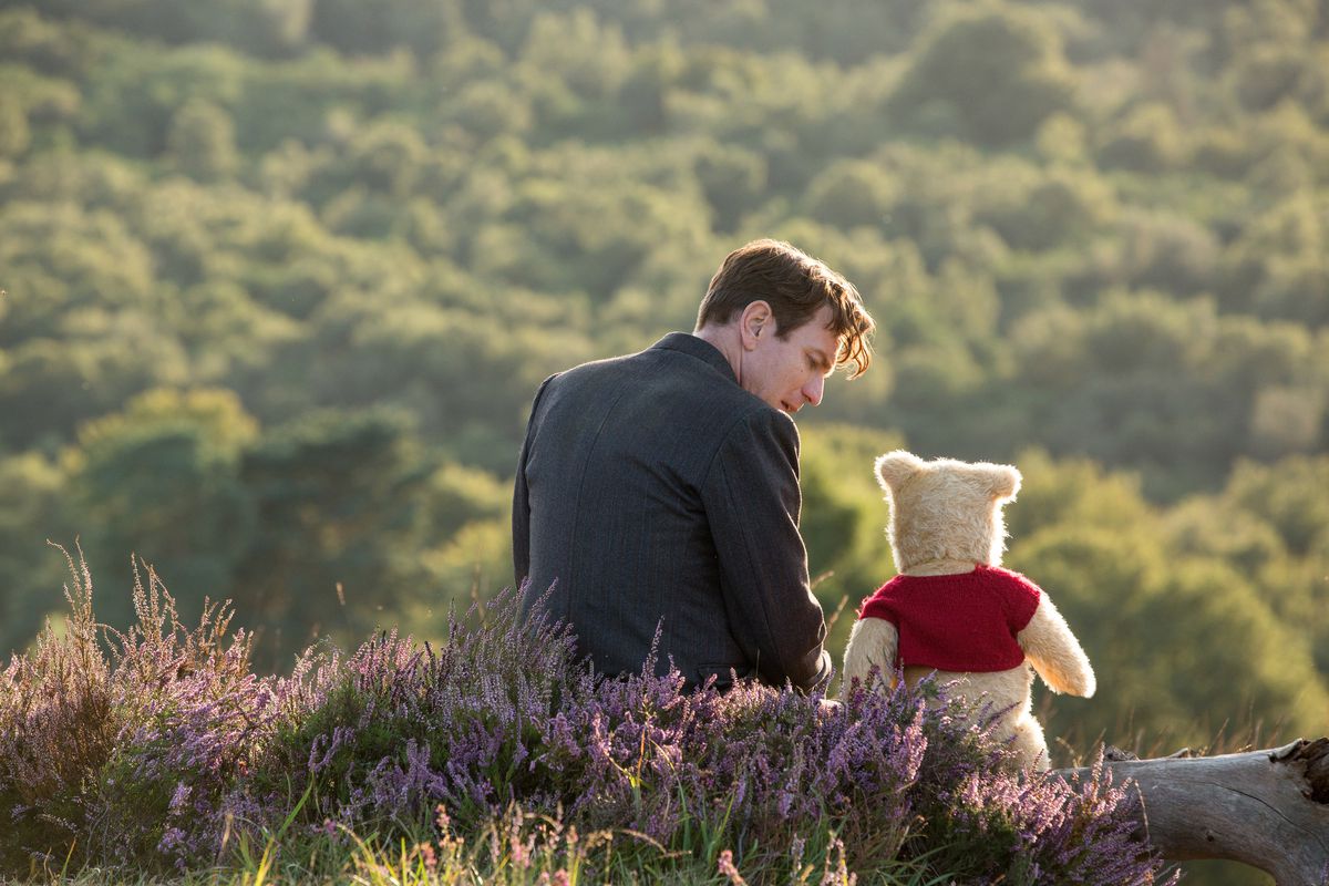 Christopher Robin. (Ewan McGregor) con il suo amico di lunga data Winnie the Pooh nell'avventura live-action della Disney CHRISTOPHER ROBIN.