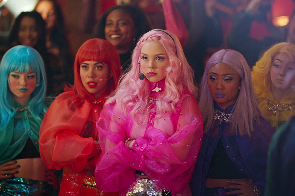 la ragazza cattiva Carrie vestita di rosa