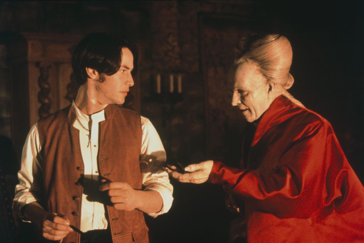 Il conte Dracula (Gary Oldman) tende la mano a Johnathan Harker (Keanu Reeves)