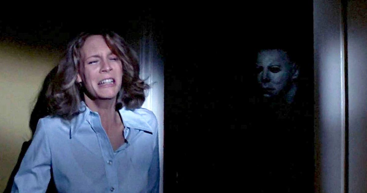 Laurie Strode (Jamie Lee Curtis) si nasconde da un Michael Myers mascherato