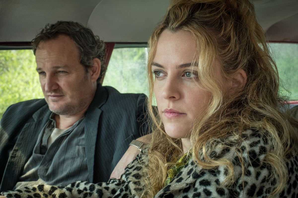 Jason Clarke nei panni di Carl Henderson, Riley Keough nei panni di Sandy Henderson alla guida di un'auto in The Devil All the Time
