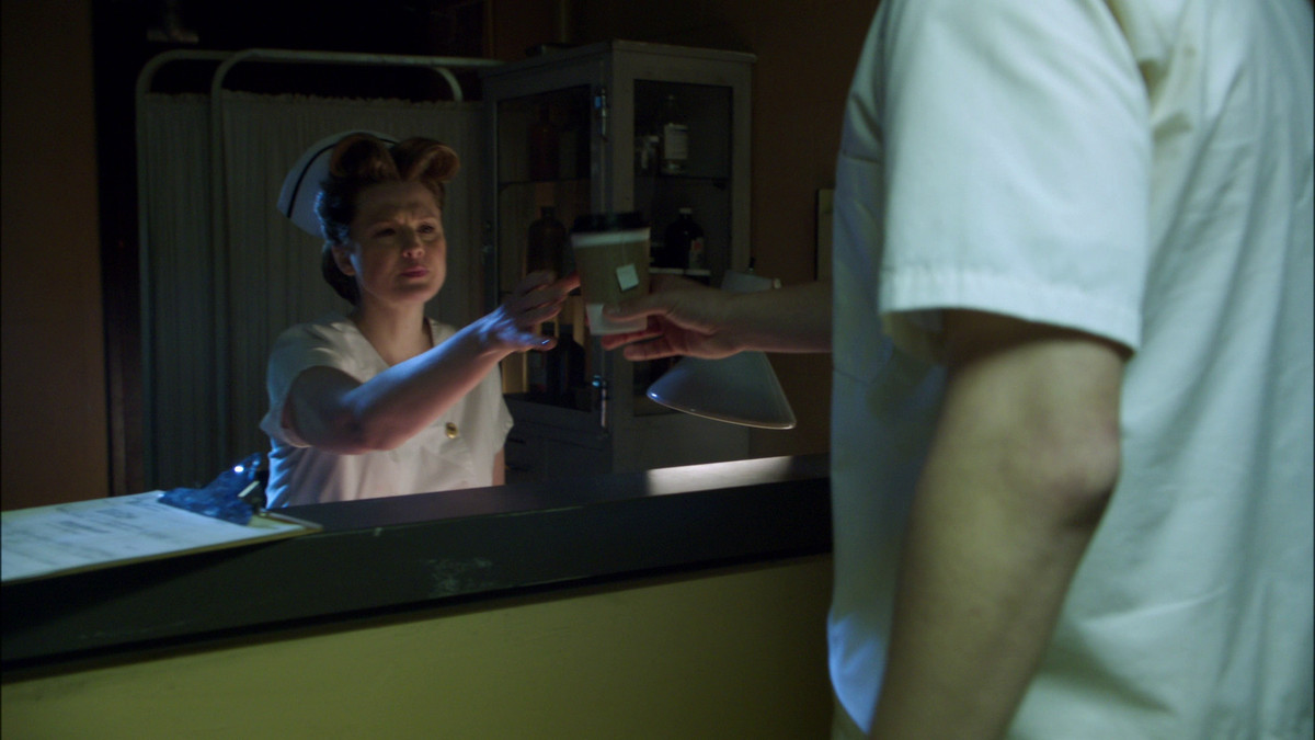 l'infermiera si affrettò ad accettare del tè