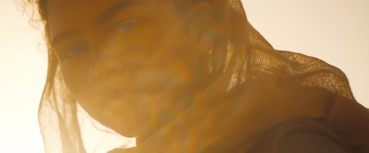 zendaya con gli occhi azzurri nella roulotte delle dune