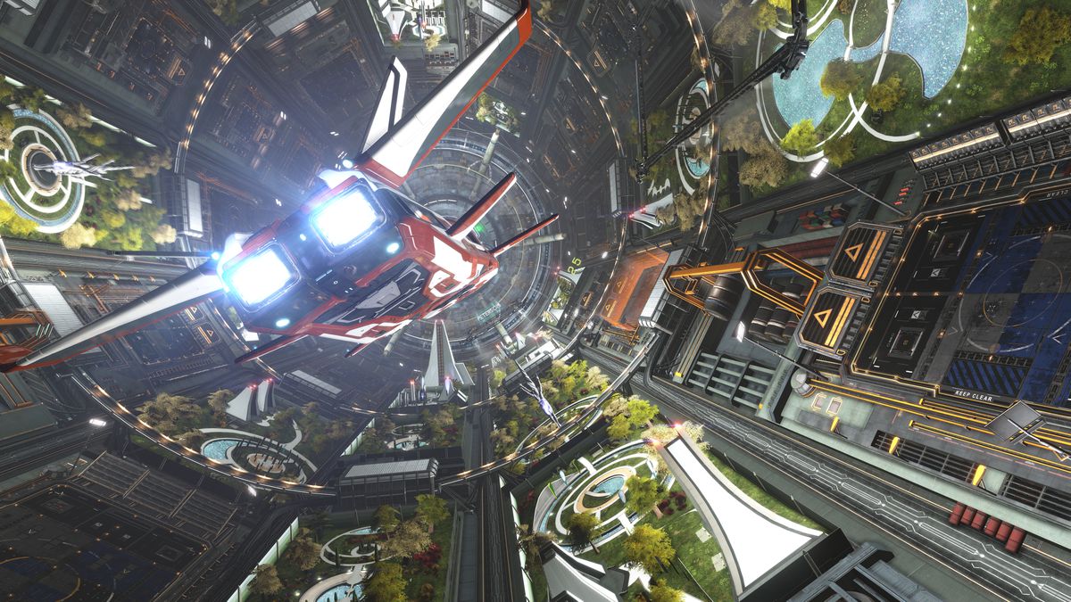 Un'astronave bianca e rossa in arrivo per un atterraggio all'interno di una lussureggiante stazione spaziale verde.