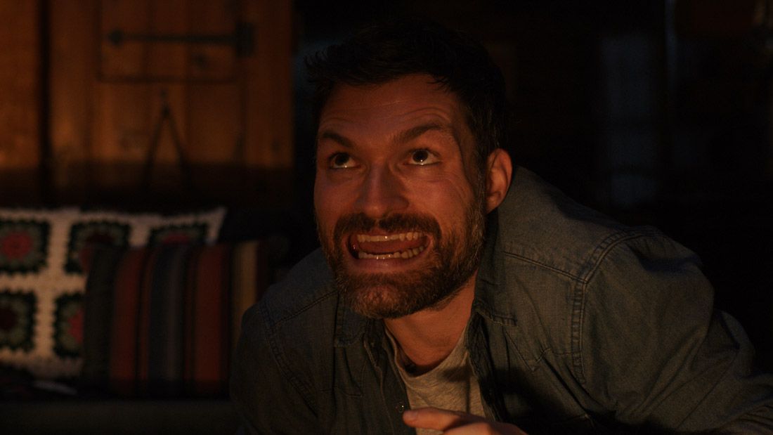 Josh Ruben fa una faccia buffa da mostro in Scare Me