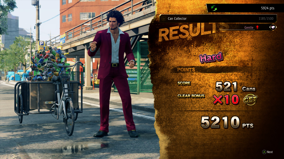 L'eroe di Yakuza: Like a Dragon festeggia la raccolta di centinaia di lattine di alluminio.