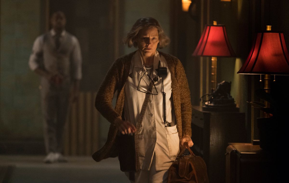 Hotel Artemis: Jodie Foster runs down a hall